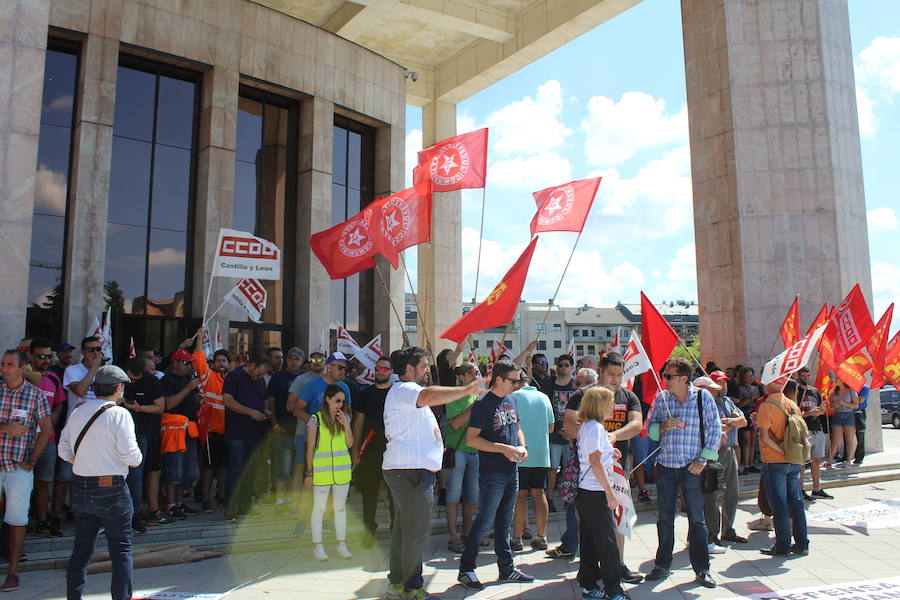 Fotos: La manifestación parte de la delegación territorial de la Junta