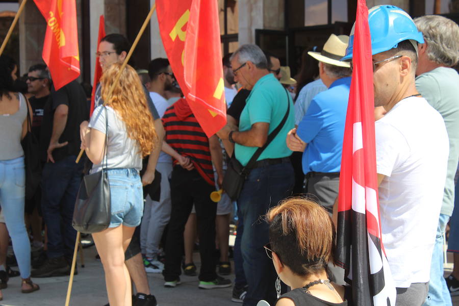 Fotos: La manifestación parte de la delegación territorial de la Junta