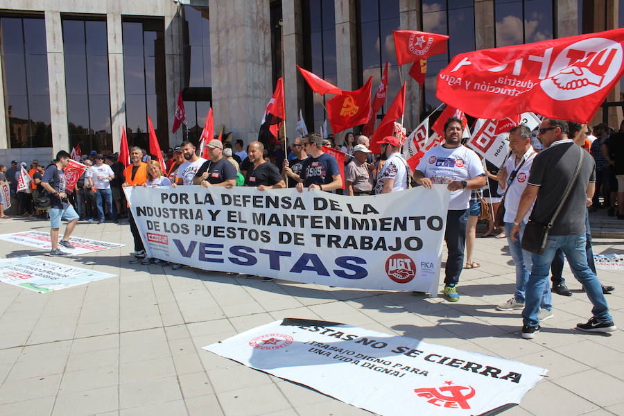 Fotos: La manifestación parte de la delegación territorial de la Junta