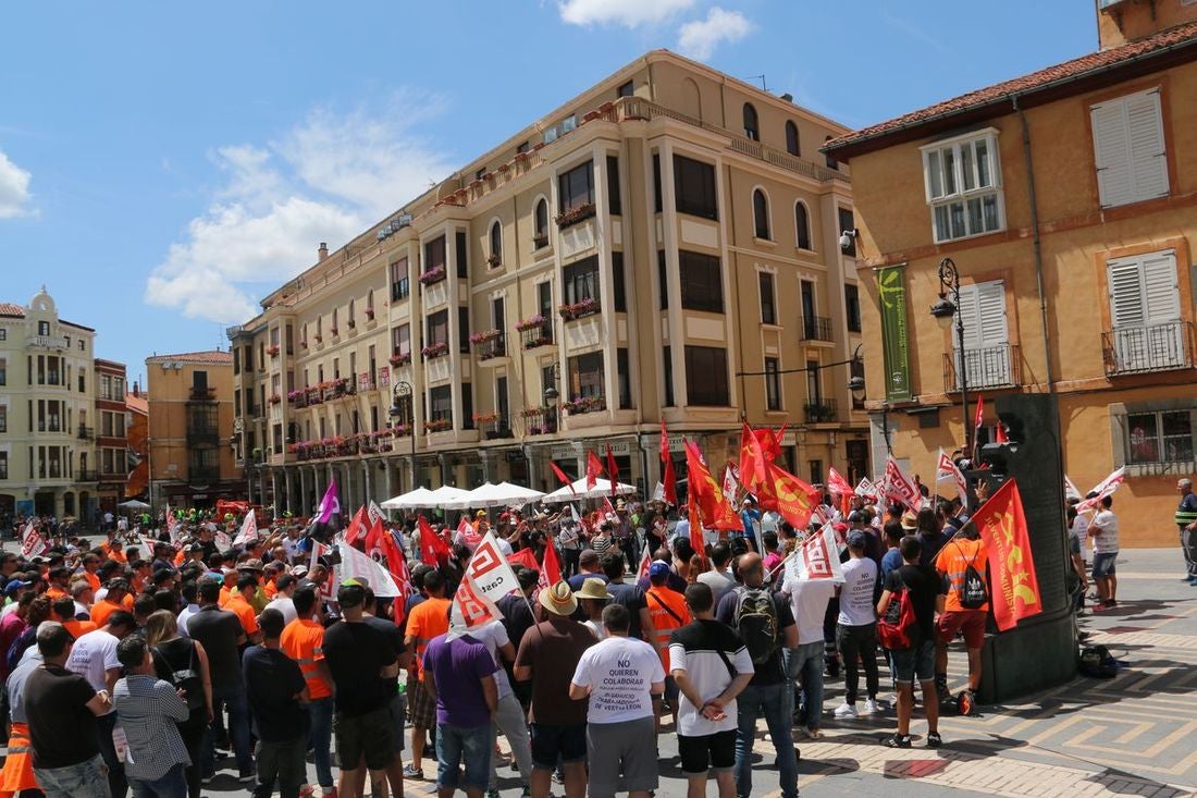 De Villadangos a León capital. De la delegación de la Junta hasta la Catedral. De la desesperanza a la movilización para que la provincia no pierda 600 empleos.