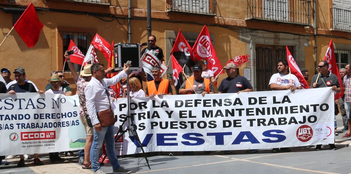 De Villadangos a León capital. De la delegación de la Junta hasta la Catedral. De la desesperanza a la movilización para que la provincia no pierda 600 empleos.