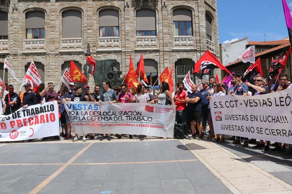 De Villadangos a León capital. De la delegación de la Junta hasta la Catedral. De la desesperanza a la movilización para que la provincia no pierda 600 empleos.