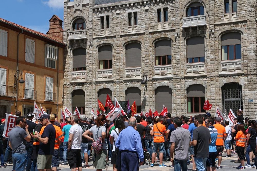 De Villadangos a León capital. De la delegación de la Junta hasta la Catedral. De la desesperanza a la movilización para que la provincia no pierda 600 empleos.