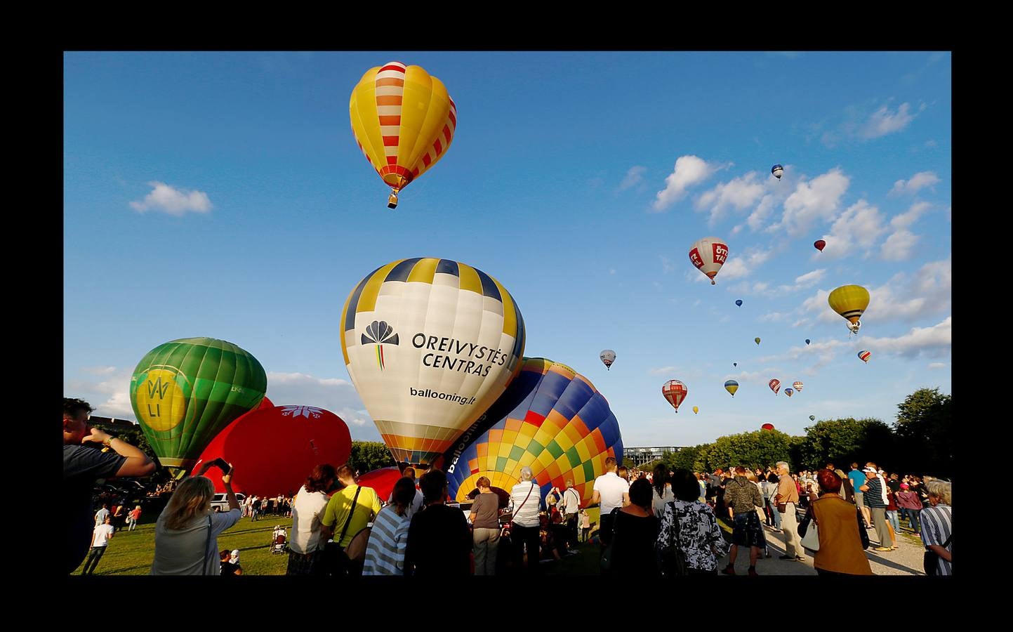 Cien globos aerostáticos sobrevolaron hace unos días la ciudad de Kaunas, en Lituania, para conmemorar los 100 años de independencia del estado báltico. El primer festival de este tipo se celebró en 1988 durante la época soviética, cuando estos artilugios asociados a la idea de libertad estaban formalmente prohibidos. Hasta la Primera Guerra Mundial, Lituania era una provincia del imperio ruso, que buscaba aplastar el nacionalismo e incluso prohibir el alfabeto lituano. En 1918 gracias al vacío de poder que creó el armisticio y el tratado de paz entre Alemania y Rusia lograron la independencia. En 2004 se adhirió a la UE y a la OTAN y en 2015 adoptó el euro.