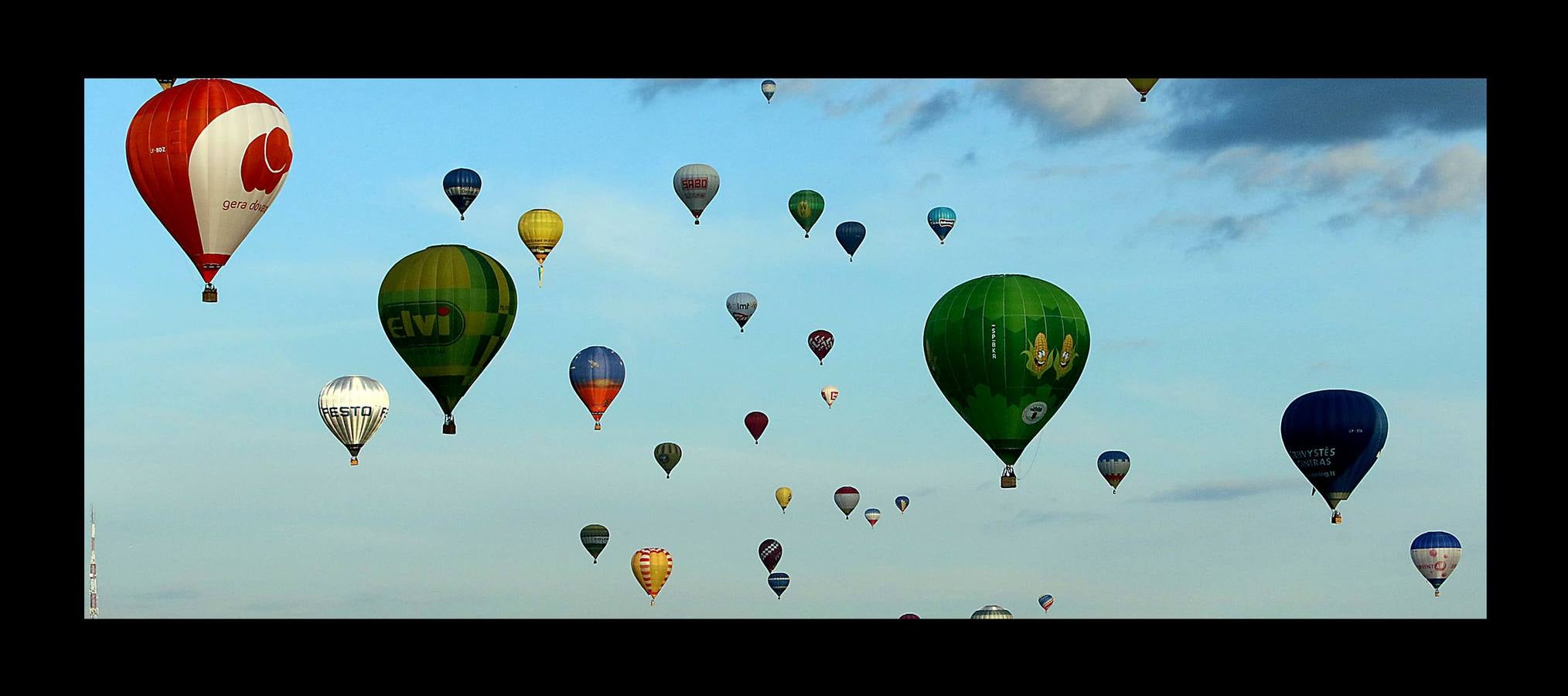 Cien globos aerostáticos sobrevolaron hace unos días la ciudad de Kaunas, en Lituania, para conmemorar los 100 años de independencia del estado báltico. El primer festival de este tipo se celebró en 1988 durante la época soviética, cuando estos artilugios asociados a la idea de libertad estaban formalmente prohibidos. Hasta la Primera Guerra Mundial, Lituania era una provincia del imperio ruso, que buscaba aplastar el nacionalismo e incluso prohibir el alfabeto lituano. En 1918 gracias al vacío de poder que creó el armisticio y el tratado de paz entre Alemania y Rusia lograron la independencia. En 2004 se adhirió a la UE y a la OTAN y en 2015 adoptó el euro.