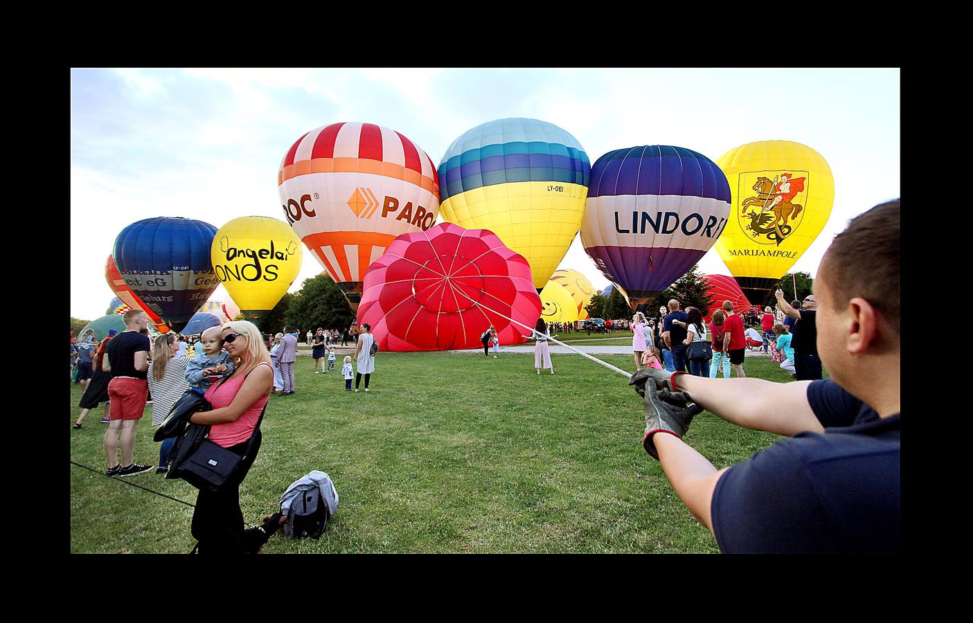 Cien globos aerostáticos sobrevolaron hace unos días la ciudad de Kaunas, en Lituania, para conmemorar los 100 años de independencia del estado báltico. El primer festival de este tipo se celebró en 1988 durante la época soviética, cuando estos artilugios asociados a la idea de libertad estaban formalmente prohibidos. Hasta la Primera Guerra Mundial, Lituania era una provincia del imperio ruso, que buscaba aplastar el nacionalismo e incluso prohibir el alfabeto lituano. En 1918 gracias al vacío de poder que creó el armisticio y el tratado de paz entre Alemania y Rusia lograron la independencia. En 2004 se adhirió a la UE y a la OTAN y en 2015 adoptó el euro.