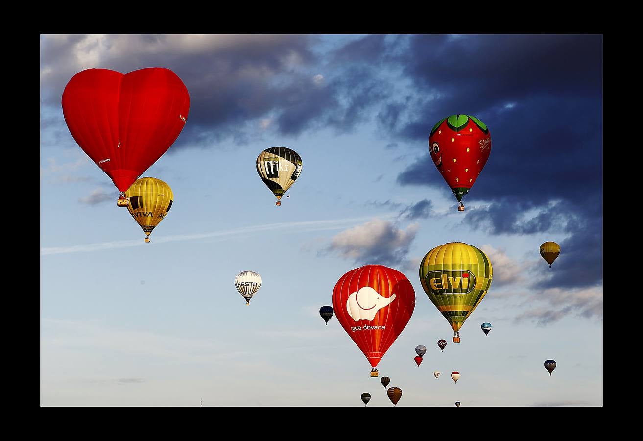 Cien globos aerostáticos sobrevolaron hace unos días la ciudad de Kaunas, en Lituania, para conmemorar los 100 años de independencia del estado báltico. El primer festival de este tipo se celebró en 1988 durante la época soviética, cuando estos artilugios asociados a la idea de libertad estaban formalmente prohibidos. Hasta la Primera Guerra Mundial, Lituania era una provincia del imperio ruso, que buscaba aplastar el nacionalismo e incluso prohibir el alfabeto lituano. En 1918 gracias al vacío de poder que creó el armisticio y el tratado de paz entre Alemania y Rusia lograron la independencia. En 2004 se adhirió a la UE y a la OTAN y en 2015 adoptó el euro.