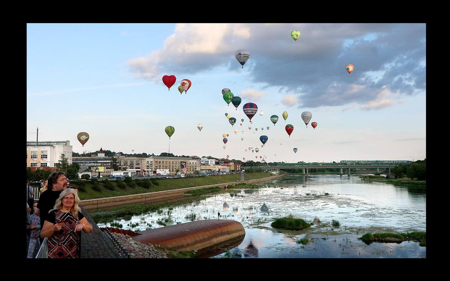 Cien globos aerostáticos sobrevolaron hace unos días la ciudad de Kaunas, en Lituania, para conmemorar los 100 años de independencia del estado báltico. El primer festival de este tipo se celebró en 1988 durante la época soviética, cuando estos artilugios asociados a la idea de libertad estaban formalmente prohibidos. Hasta la Primera Guerra Mundial, Lituania era una provincia del imperio ruso, que buscaba aplastar el nacionalismo e incluso prohibir el alfabeto lituano. En 1918 gracias al vacío de poder que creó el armisticio y el tratado de paz entre Alemania y Rusia lograron la independencia. En 2004 se adhirió a la UE y a la OTAN y en 2015 adoptó el euro.