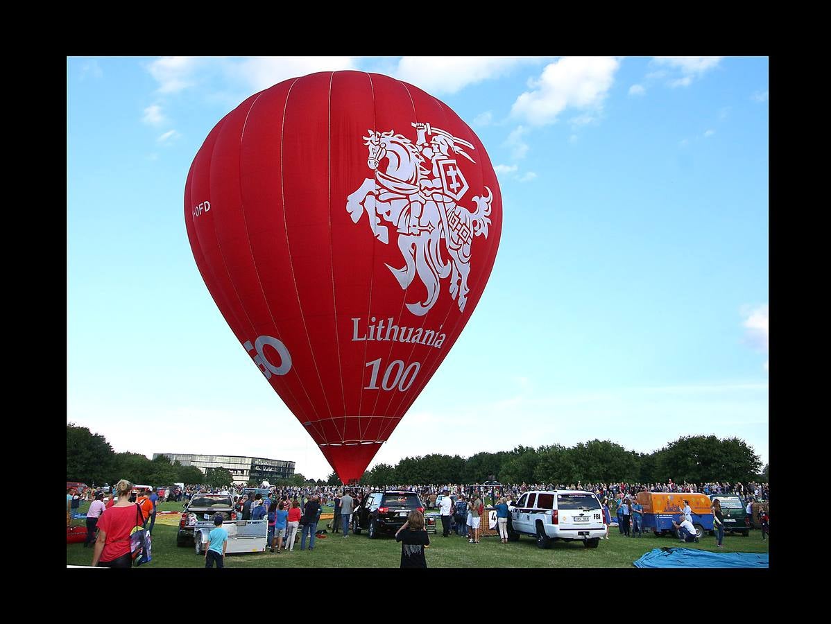 Cien globos aerostáticos sobrevolaron hace unos días la ciudad de Kaunas, en Lituania, para conmemorar los 100 años de independencia del estado báltico. El primer festival de este tipo se celebró en 1988 durante la época soviética, cuando estos artilugios asociados a la idea de libertad estaban formalmente prohibidos. Hasta la Primera Guerra Mundial, Lituania era una provincia del imperio ruso, que buscaba aplastar el nacionalismo e incluso prohibir el alfabeto lituano. En 1918 gracias al vacío de poder que creó el armisticio y el tratado de paz entre Alemania y Rusia lograron la independencia. En 2004 se adhirió a la UE y a la OTAN y en 2015 adoptó el euro.