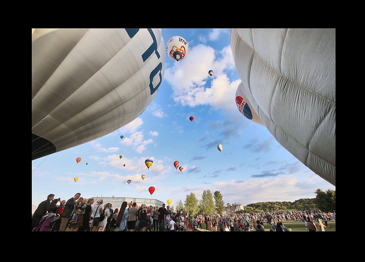 Cien globos aerostáticos sobrevolaron hace unos días la ciudad de Kaunas, en Lituania, para conmemorar los 100 años de independencia del estado báltico. El primer festival de este tipo se celebró en 1988 durante la época soviética, cuando estos artilugios asociados a la idea de libertad estaban formalmente prohibidos. Hasta la Primera Guerra Mundial, Lituania era una provincia del imperio ruso, que buscaba aplastar el nacionalismo e incluso prohibir el alfabeto lituano. En 1918 gracias al vacío de poder que creó el armisticio y el tratado de paz entre Alemania y Rusia lograron la independencia. En 2004 se adhirió a la UE y a la OTAN y en 2015 adoptó el euro.