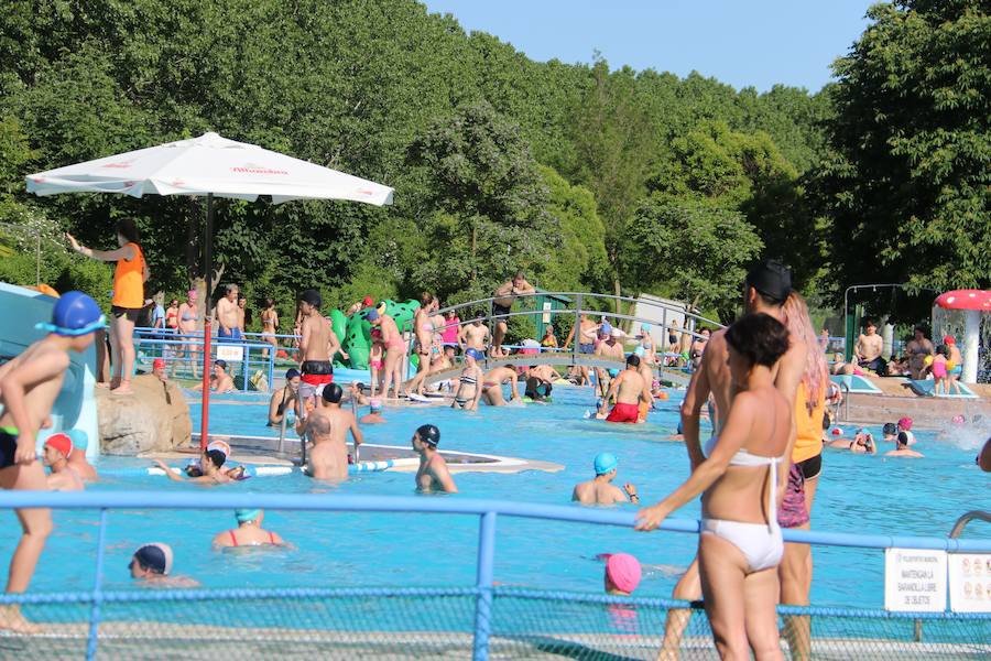 Localizadas en un entorno inmejorable, las piscinas de Valencia de Don Juan, al sur de León, cuentan con un gran número de atractivos para el disfrute de sus visitantes,