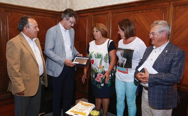 El presidente de la Diputación de León, Juan Martínez Majo, recibe a la presidenta de la Casa de León en Buenos Aires, Agustina Berlanga