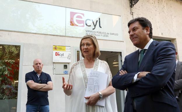 Los consejeros de Economía y Hacienda y Empleo, Pilar del Olmo y Carlos Fernández Carriedo, visitan las instalaciones de la Oficina del Servicio Público de Empleo de Peñafiel (Valladolid).