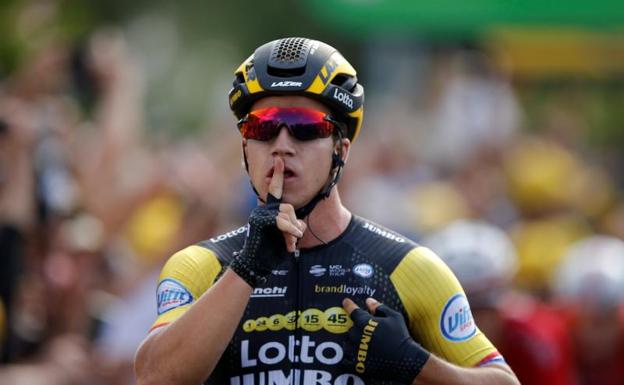 Dylan Groenewegen manda callar tras cruzar la línea de meta. 