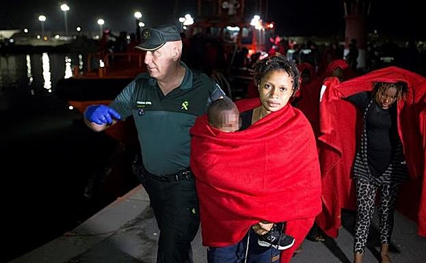 Varios inmigrantes, a su llegada a Tarifa.