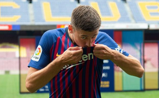 Clément Lenglet besa el escudo del Barcelona. 