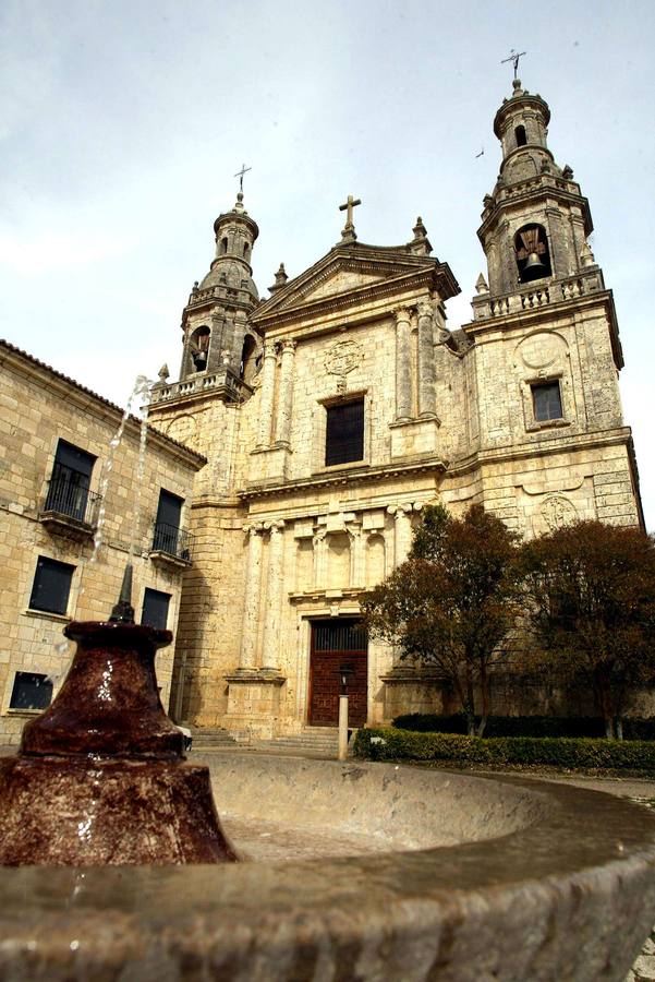 Monasterio de la Santa Espina. En el verano de 1937, coincidiendo prácticamente con la caída de Santander en manos sublevadas, que provocó la captura de cerca de 40.000 prisioneros, se pusieron en marcha los primeros campos de concentración vallisoletanos. El de la Santa Espina quedó ubicado en el famoso Monasterio del siglo XII.