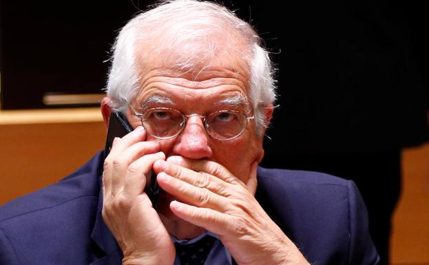 Borrell habla por teléfono en la reunión europea. 