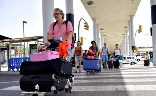 Pasajeros llegando ayer al aeropuerto de Palma.