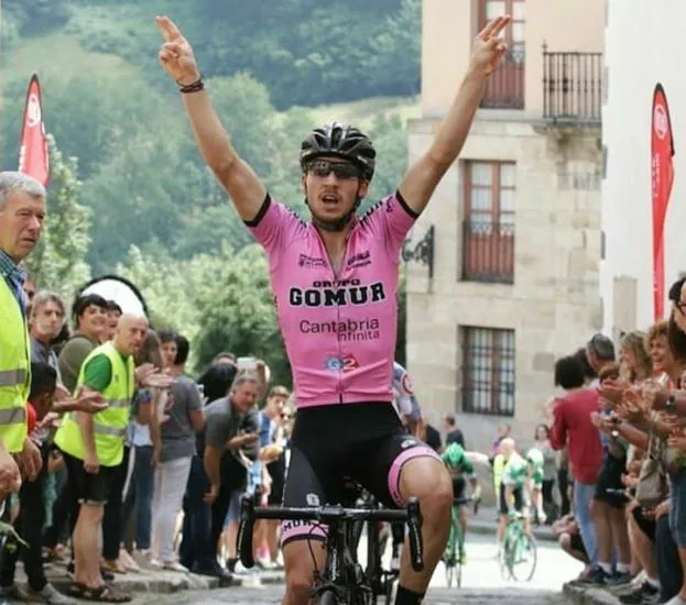 Carlos Álvarez celebra el triunfo en la meta de Gatzaga.