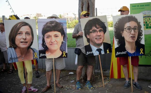 Fotografías de Carme Forcadel, Anna Gabriel, Carles Puigdemont y Marta Rovira. 