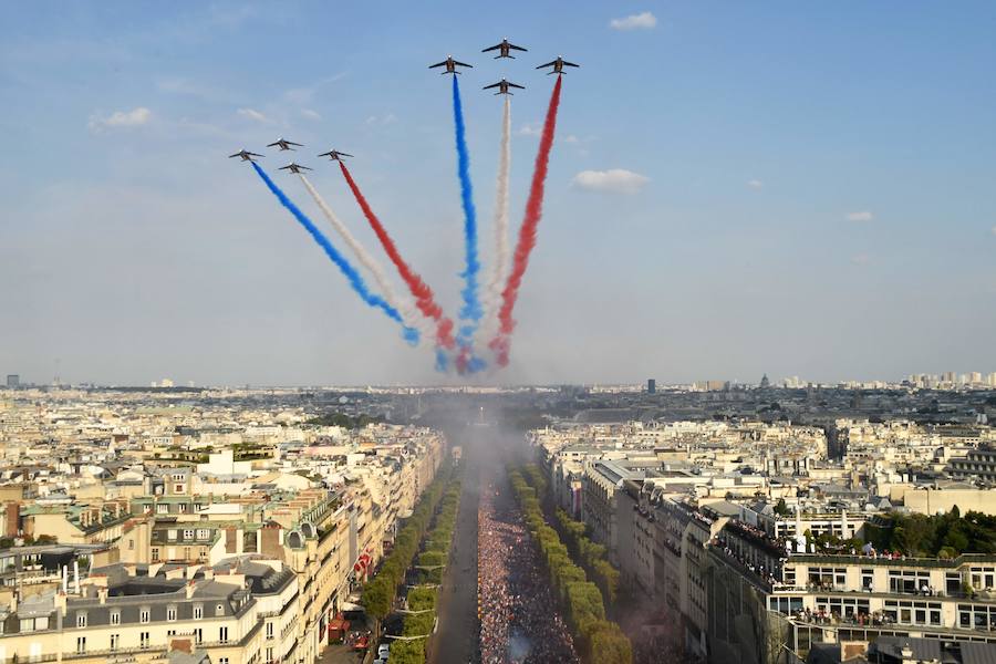 Los 'bleus' entregaron la Copa del Mundo a la afición y celebraron su victoria por las calles de París y en el Palacio del Elíseo con el presidente Emmanuel Macron