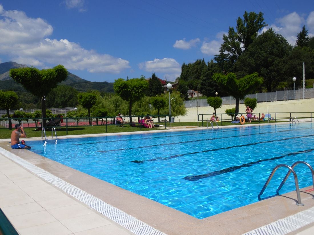 En uno de los lugares con más encanto de la provincia, el verano llega a este paraje con la paz y la tranquilidad de poder tomarse un baño en el que disfrutar con los cinco sentidos. 