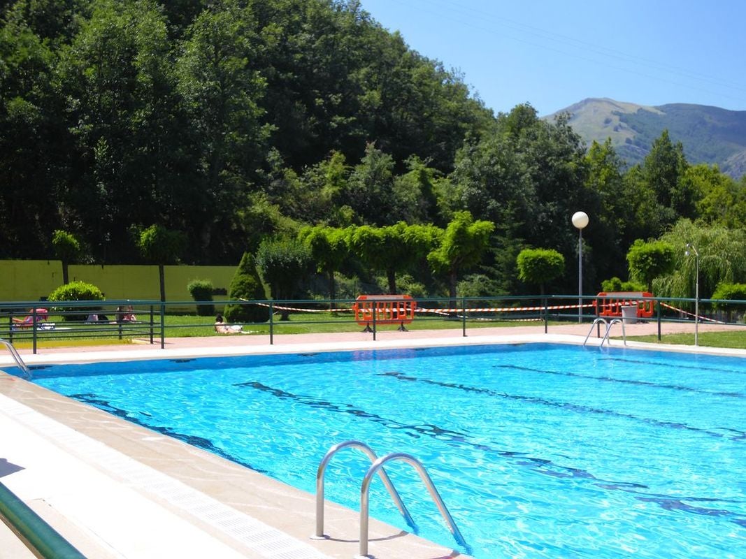 En uno de los lugares con más encanto de la provincia, el verano llega a este paraje con la paz y la tranquilidad de poder tomarse un baño en el que disfrutar con los cinco sentidos. 