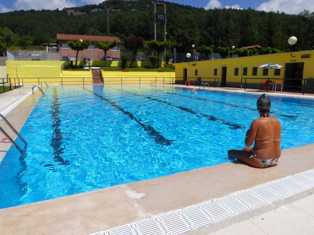 En uno de los lugares con más encanto de la provincia, el verano llega a este paraje con la paz y la tranquilidad de poder tomarse un baño en el que disfrutar con los cinco sentidos. 