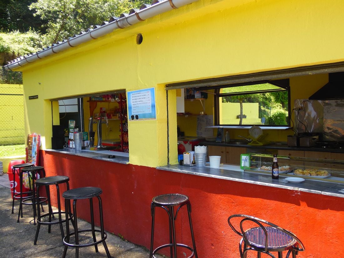 En uno de los lugares con más encanto de la provincia, el verano llega a este paraje con la paz y la tranquilidad de poder tomarse un baño en el que disfrutar con los cinco sentidos. 