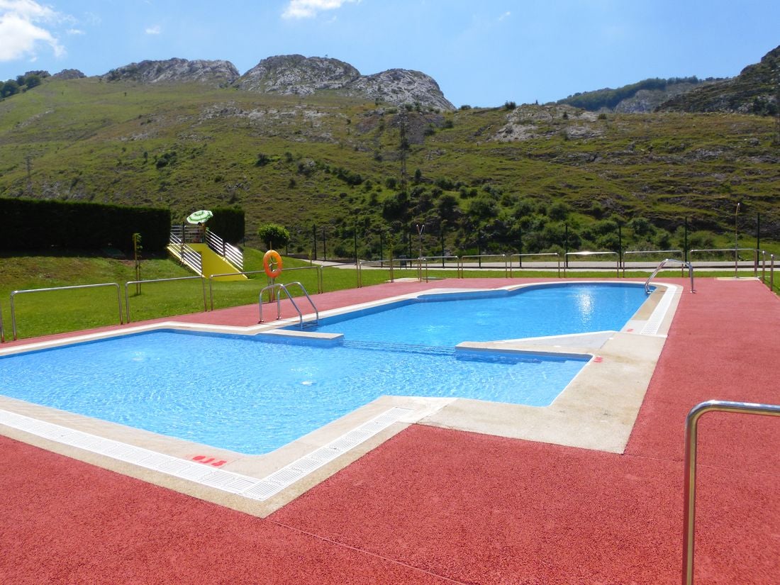 En uno de los lugares con más encanto de la provincia, el verano llega a este paraje con la paz y la tranquilidad de poder tomarse un baño en el que disfrutar con los cinco sentidos. 