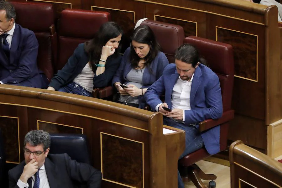 Belarra, en su escaño del Congreso junto a Irene Montero y Pablo Iglesias.
