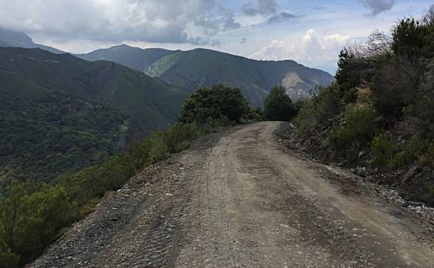 Acceso a Peñalba por el Alto de la Cruz.