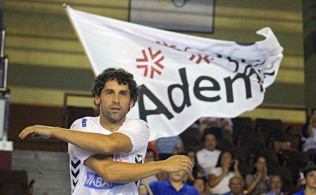 Juanín, con la bandera del Ademar.