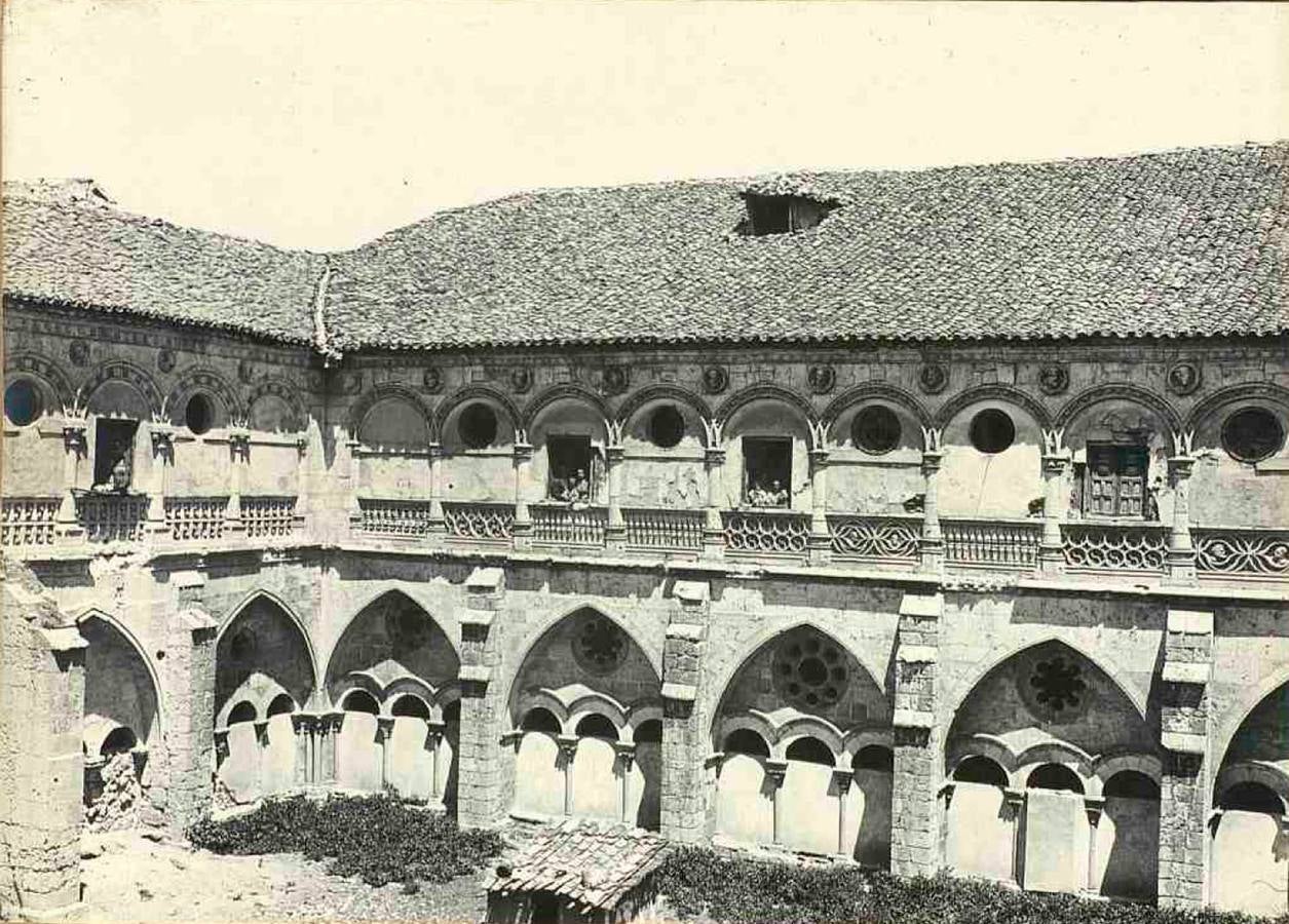 El 1 de mayo de 1939, con objeto de satisfacer las necesidades derivadas del final de la contienda, se puso en funcionamiento, con un total inicial de 2.007 prisioneros, el campo de concentración del Monasterio de San Bernardo de Valbuena de Duero (Valladolid). En la imagen, una foto antigua del Monasterio de Valbuena.