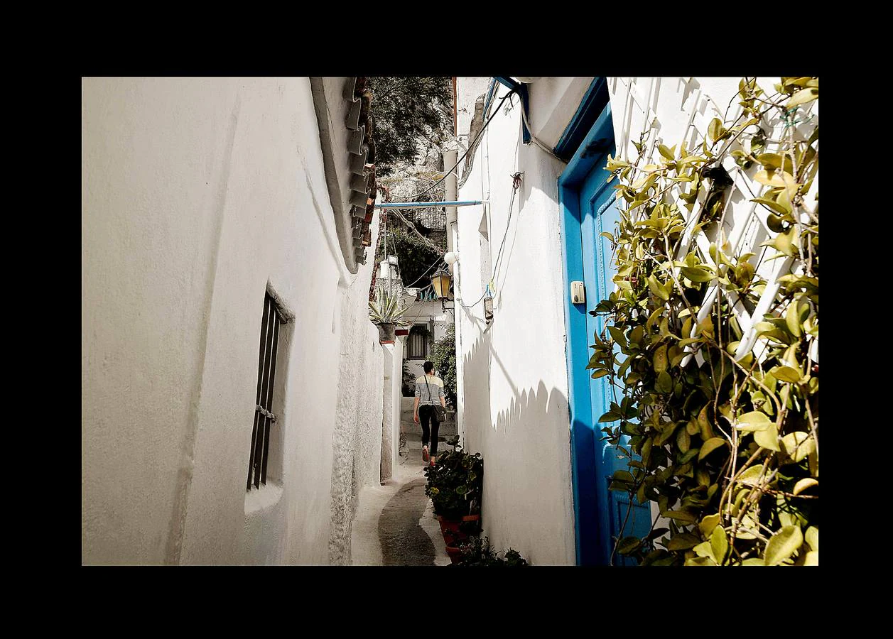 El distrito de Anafiotika, en Atenas, tiene el aire de un pintoresco pueblo de piedra sacado de las islas Cícladas, pero se encuentra a los pies de la Acrópolis. Quien ascienda por las estrechas y sinuosas calles del distrito de Plaka se sorprenderá ante la vista de un pueblo casi idéntico a los de las islas del mar Egeo. De hecho, las cien casas con techos de tejas, conocidas como Anafiotika, son tan antiguas como la capital griega moderna. Y es que para devolver a la ciudad su gloria clásica tras la guerra contra el imperio Otomano, el rey de Grecia invitó a los mejores canteros de la isla egea de Anafi a trabajar en su reconstrucción.