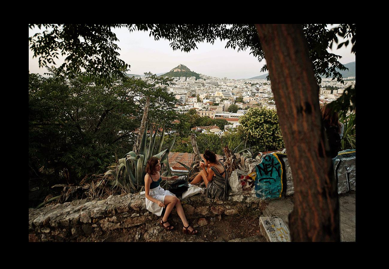 El distrito de Anafiotika, en Atenas, tiene el aire de un pintoresco pueblo de piedra sacado de las islas Cícladas, pero se encuentra a los pies de la Acrópolis. Quien ascienda por las estrechas y sinuosas calles del distrito de Plaka se sorprenderá ante la vista de un pueblo casi idéntico a los de las islas del mar Egeo. De hecho, las cien casas con techos de tejas, conocidas como Anafiotika, son tan antiguas como la capital griega moderna. Y es que para devolver a la ciudad su gloria clásica tras la guerra contra el imperio Otomano, el rey de Grecia invitó a los mejores canteros de la isla egea de Anafi a trabajar en su reconstrucción.