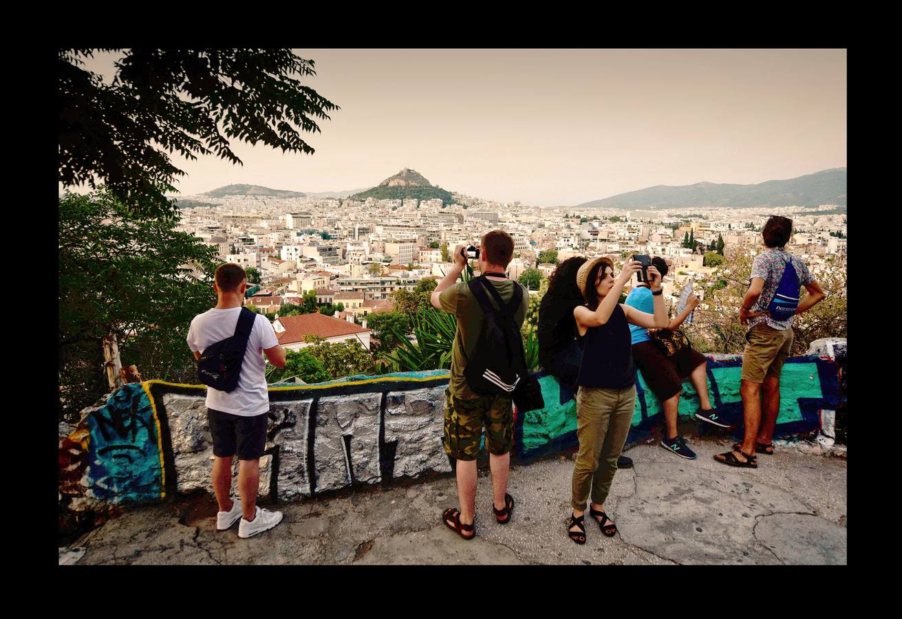 El distrito de Anafiotika, en Atenas, tiene el aire de un pintoresco pueblo de piedra sacado de las islas Cícladas, pero se encuentra a los pies de la Acrópolis. Quien ascienda por las estrechas y sinuosas calles del distrito de Plaka se sorprenderá ante la vista de un pueblo casi idéntico a los de las islas del mar Egeo. De hecho, las cien casas con techos de tejas, conocidas como Anafiotika, son tan antiguas como la capital griega moderna. Y es que para devolver a la ciudad su gloria clásica tras la guerra contra el imperio Otomano, el rey de Grecia invitó a los mejores canteros de la isla egea de Anafi a trabajar en su reconstrucción.