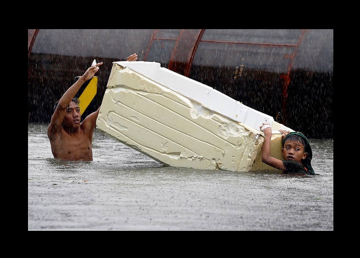 En Filipinas, cuando llueve, llueve de verdad. Las calles se inundan, los mares se vuelven peligrosos, algunas rutas quedan intransitables y son habituales las cancelaciones de los ferrys y autobuses. Es lo que sucede estos días en varias provincias del Área de Manila y regiones cercanas. Las intensas precipitaciones generadas por el monzón del sudoeste y el paso de la tormenta tropical Son-Tinh han provocado serias inundaciones en estas zonas. Pero lo más complicado son los tifones, que pueden llegar en cualquier momento entre junio y finales de noviembre, en especial en las islas de Visayas y Luzón, donde están tomadas una parte de las fotografías.