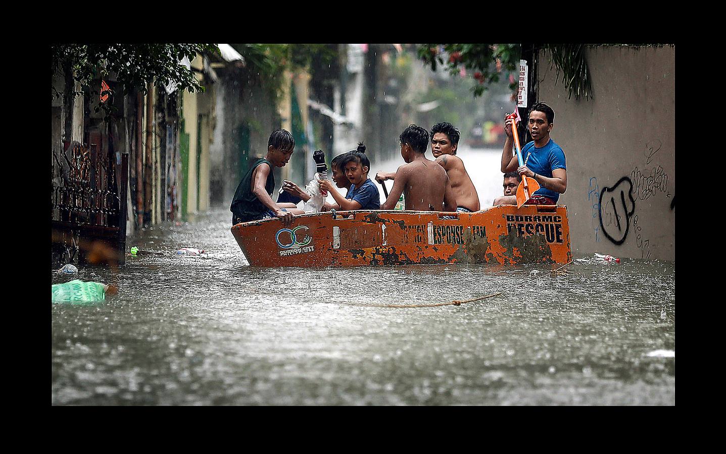 En Filipinas, cuando llueve, llueve de verdad. Las calles se inundan, los mares se vuelven peligrosos, algunas rutas quedan intransitables y son habituales las cancelaciones de los ferrys y autobuses. Es lo que sucede estos días en varias provincias del Área de Manila y regiones cercanas. Las intensas precipitaciones generadas por el monzón del sudoeste y el paso de la tormenta tropical Son-Tinh han provocado serias inundaciones en estas zonas. Pero lo más complicado son los tifones, que pueden llegar en cualquier momento entre junio y finales de noviembre, en especial en las islas de Visayas y Luzón, donde están tomadas una parte de las fotografías.