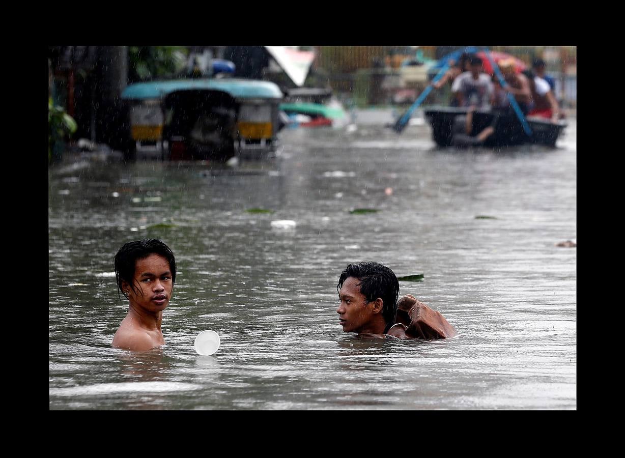 En Filipinas, cuando llueve, llueve de verdad. Las calles se inundan, los mares se vuelven peligrosos, algunas rutas quedan intransitables y son habituales las cancelaciones de los ferrys y autobuses. Es lo que sucede estos días en varias provincias del Área de Manila y regiones cercanas. Las intensas precipitaciones generadas por el monzón del sudoeste y el paso de la tormenta tropical Son-Tinh han provocado serias inundaciones en estas zonas. Pero lo más complicado son los tifones, que pueden llegar en cualquier momento entre junio y finales de noviembre, en especial en las islas de Visayas y Luzón, donde están tomadas una parte de las fotografías.