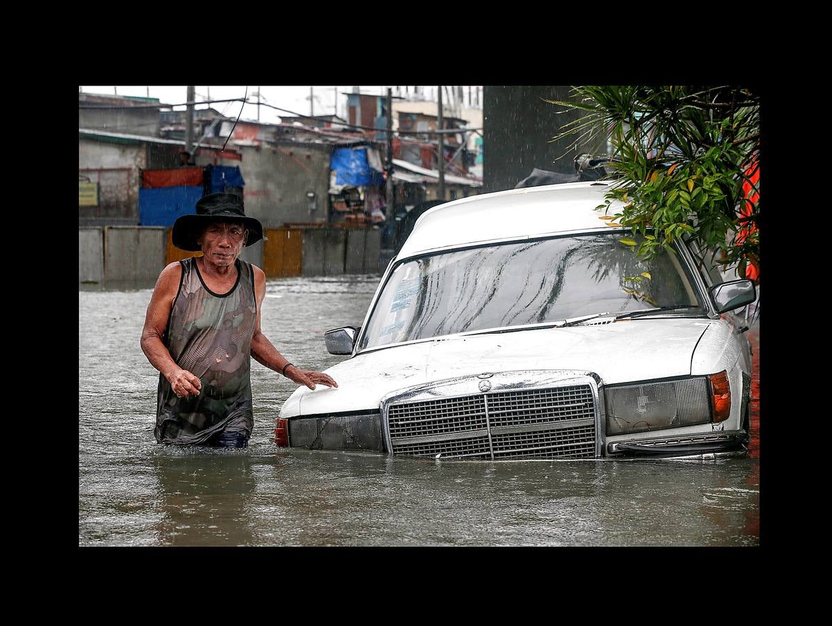 En Filipinas, cuando llueve, llueve de verdad. Las calles se inundan, los mares se vuelven peligrosos, algunas rutas quedan intransitables y son habituales las cancelaciones de los ferrys y autobuses. Es lo que sucede estos días en varias provincias del Área de Manila y regiones cercanas. Las intensas precipitaciones generadas por el monzón del sudoeste y el paso de la tormenta tropical Son-Tinh han provocado serias inundaciones en estas zonas. Pero lo más complicado son los tifones, que pueden llegar en cualquier momento entre junio y finales de noviembre, en especial en las islas de Visayas y Luzón, donde están tomadas una parte de las fotografías.