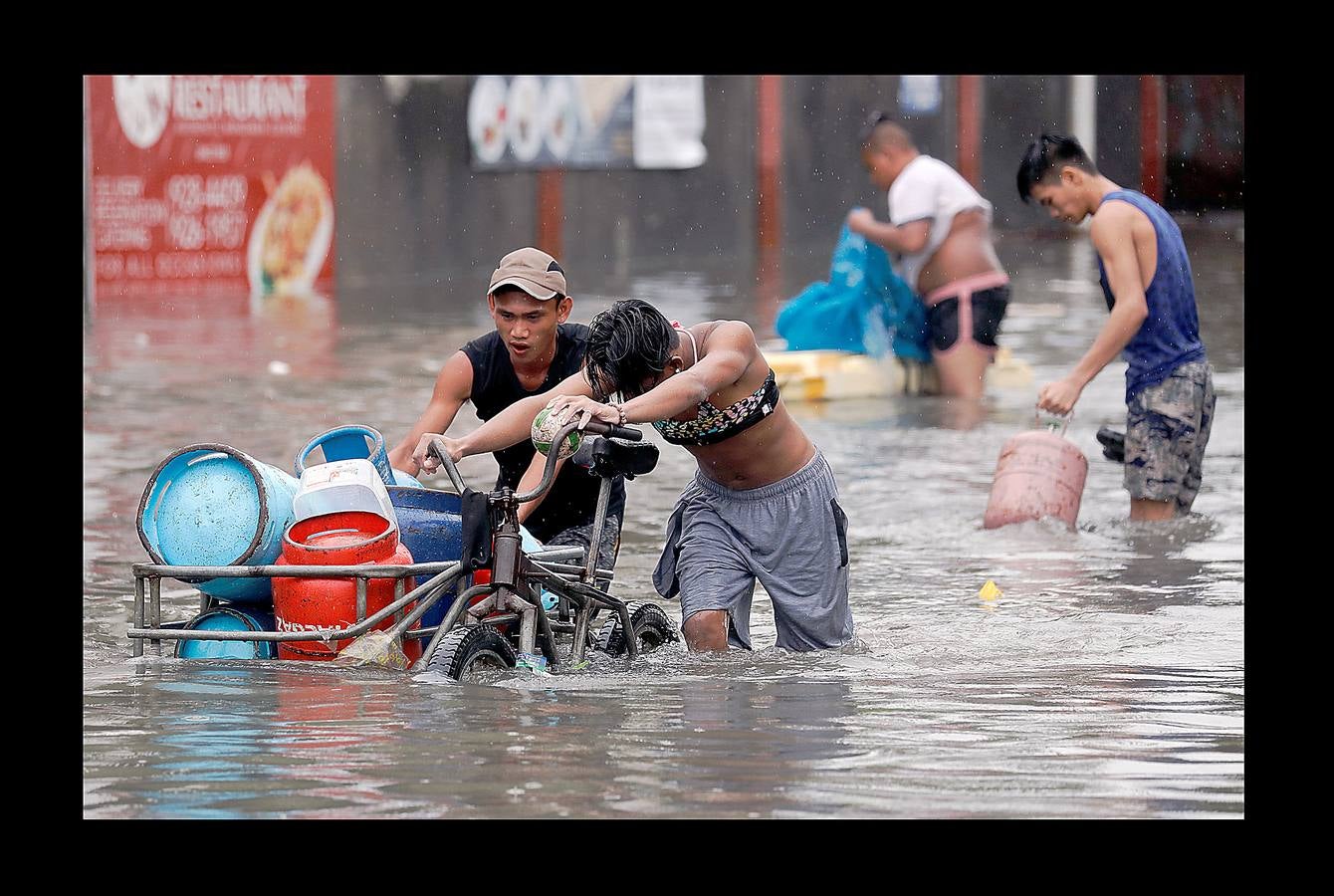 En Filipinas, cuando llueve, llueve de verdad. Las calles se inundan, los mares se vuelven peligrosos, algunas rutas quedan intransitables y son habituales las cancelaciones de los ferrys y autobuses. Es lo que sucede estos días en varias provincias del Área de Manila y regiones cercanas. Las intensas precipitaciones generadas por el monzón del sudoeste y el paso de la tormenta tropical Son-Tinh han provocado serias inundaciones en estas zonas. Pero lo más complicado son los tifones, que pueden llegar en cualquier momento entre junio y finales de noviembre, en especial en las islas de Visayas y Luzón, donde están tomadas una parte de las fotografías.