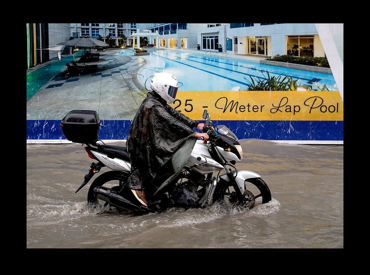 En Filipinas, cuando llueve, llueve de verdad. Las calles se inundan, los mares se vuelven peligrosos, algunas rutas quedan intransitables y son habituales las cancelaciones de los ferrys y autobuses. Es lo que sucede estos días en varias provincias del Área de Manila y regiones cercanas. Las intensas precipitaciones generadas por el monzón del sudoeste y el paso de la tormenta tropical Son-Tinh han provocado serias inundaciones en estas zonas. Pero lo más complicado son los tifones, que pueden llegar en cualquier momento entre junio y finales de noviembre, en especial en las islas de Visayas y Luzón, donde están tomadas una parte de las fotografías.