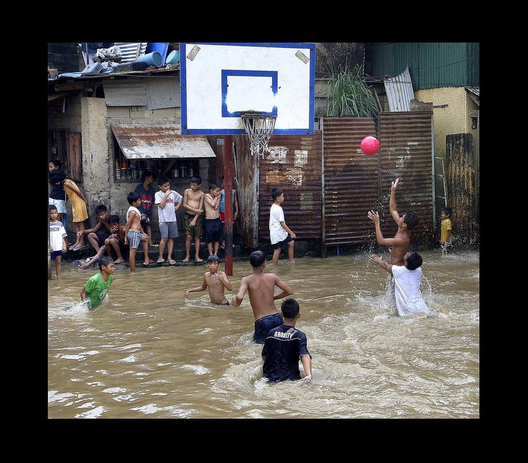 En Filipinas, cuando llueve, llueve de verdad. Las calles se inundan, los mares se vuelven peligrosos, algunas rutas quedan intransitables y son habituales las cancelaciones de los ferrys y autobuses. Es lo que sucede estos días en varias provincias del Área de Manila y regiones cercanas. Las intensas precipitaciones generadas por el monzón del sudoeste y el paso de la tormenta tropical Son-Tinh han provocado serias inundaciones en estas zonas. Pero lo más complicado son los tifones, que pueden llegar en cualquier momento entre junio y finales de noviembre, en especial en las islas de Visayas y Luzón, donde están tomadas una parte de las fotografías.