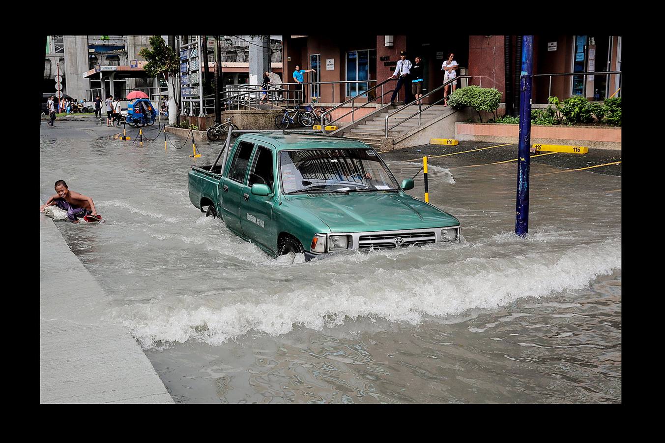 En Filipinas, cuando llueve, llueve de verdad. Las calles se inundan, los mares se vuelven peligrosos, algunas rutas quedan intransitables y son habituales las cancelaciones de los ferrys y autobuses. Es lo que sucede estos días en varias provincias del Área de Manila y regiones cercanas. Las intensas precipitaciones generadas por el monzón del sudoeste y el paso de la tormenta tropical Son-Tinh han provocado serias inundaciones en estas zonas. Pero lo más complicado son los tifones, que pueden llegar en cualquier momento entre junio y finales de noviembre, en especial en las islas de Visayas y Luzón, donde están tomadas una parte de las fotografías.