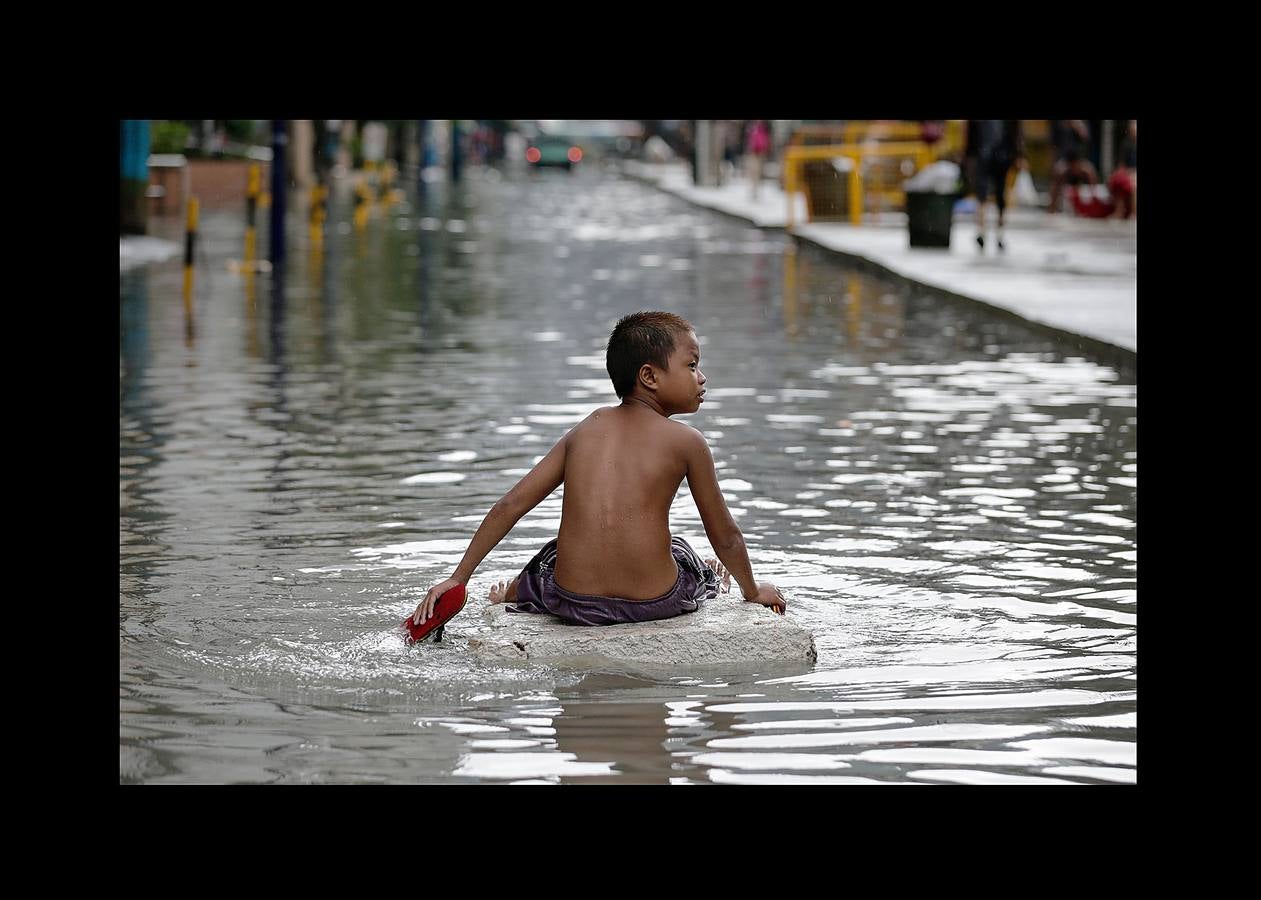 En Filipinas, cuando llueve, llueve de verdad. Las calles se inundan, los mares se vuelven peligrosos, algunas rutas quedan intransitables y son habituales las cancelaciones de los ferrys y autobuses. Es lo que sucede estos días en varias provincias del Área de Manila y regiones cercanas. Las intensas precipitaciones generadas por el monzón del sudoeste y el paso de la tormenta tropical Son-Tinh han provocado serias inundaciones en estas zonas. Pero lo más complicado son los tifones, que pueden llegar en cualquier momento entre junio y finales de noviembre, en especial en las islas de Visayas y Luzón, donde están tomadas una parte de las fotografías.