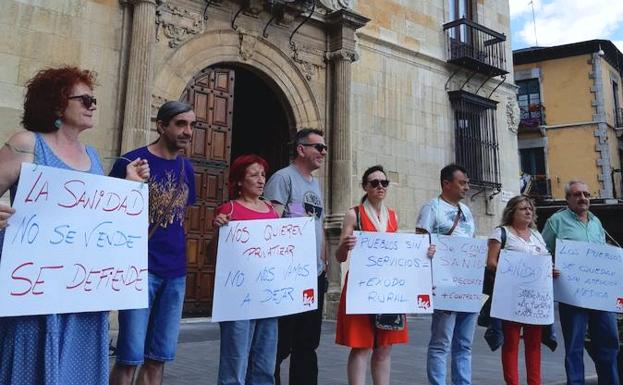 Manifestación a las puertas de la Diputación de León en defensa de sanidad pública.