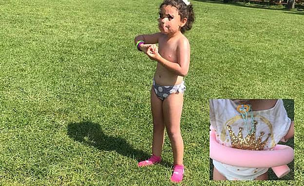 Ainhoa, la niña con Síndrome de Rett, en las piscinas de Valencia de Don Juan. 