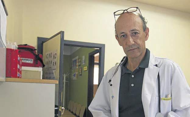 Roberto Aguilar, en su consultorio de Barcial del Barco, en Zamora. 